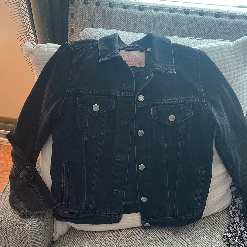 Cute Levi’s black denim jacket